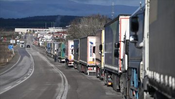 Edirne Hamzabeyli sınır kapısında 15 kilometrelik tır kuyruğu oluştu