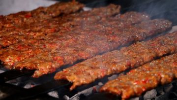 Esnafın yüzü Ramazan’da güldü! Adanalılar oruçlarını kebap ile açıyor