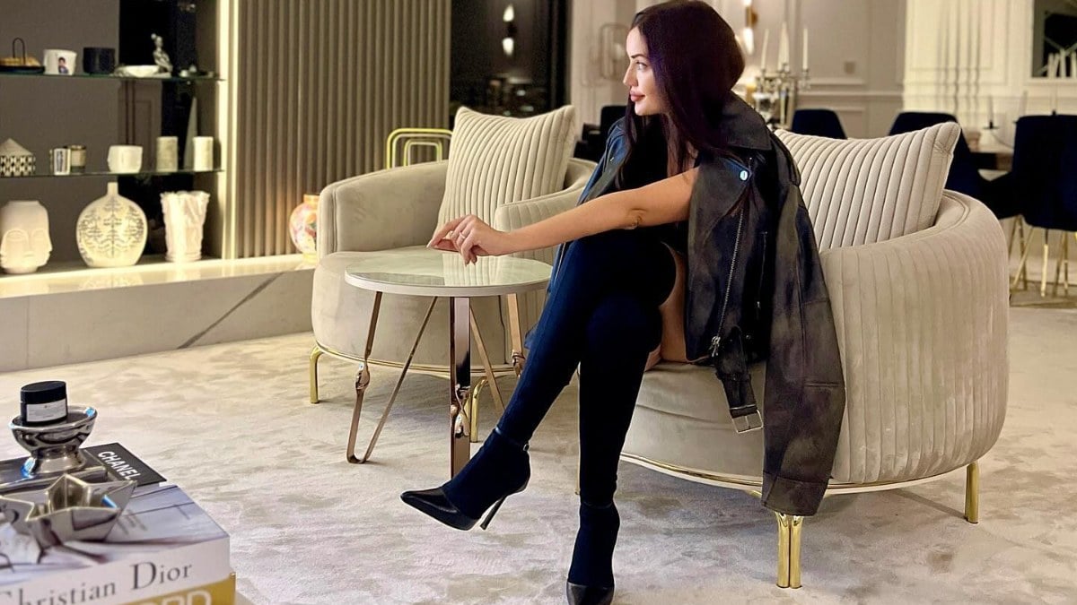 Fahriye Evcen lüks evinin salonundan paylaşım yaptı