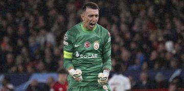 Fernando Muslera Beşiktaş derbilerinin en deneyimlisi!