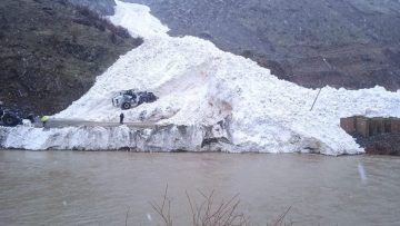 Hakkari’de çığ felaketi: Onlarca araç yolda kaldı