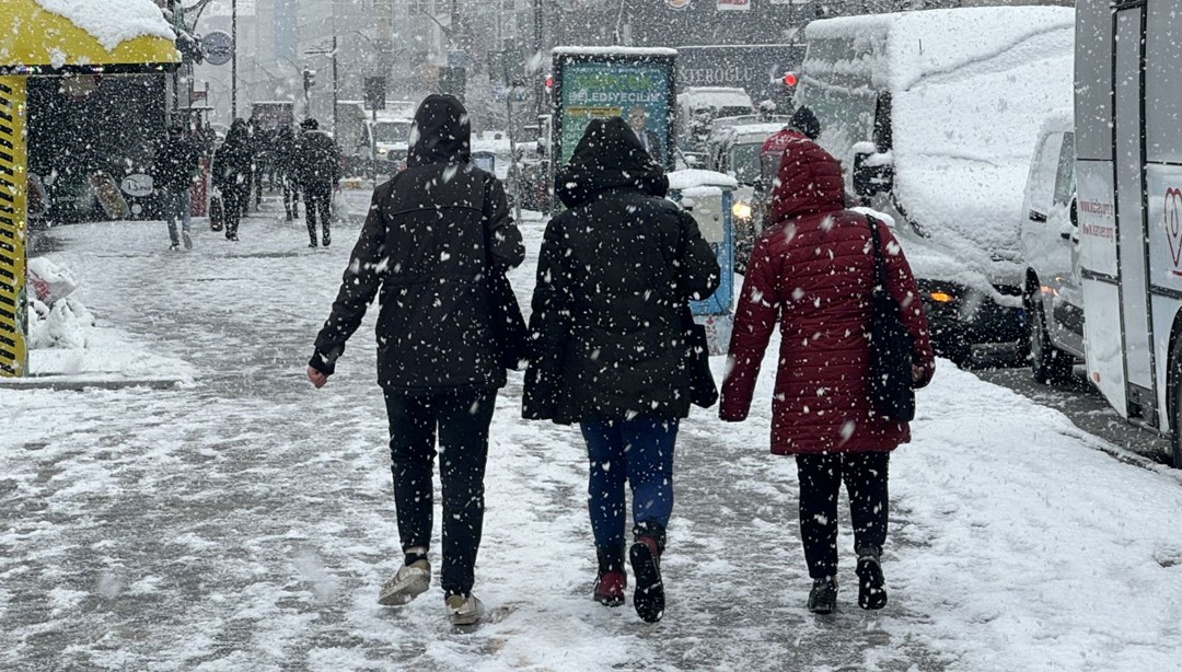 Hakkari’de olumsuz hava koşulları nedeniyle eğitime 1 gün ara verildi