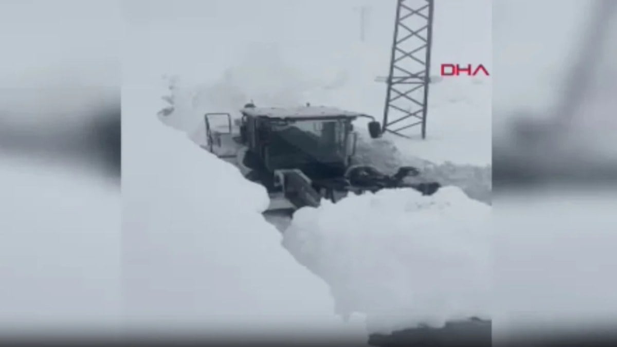 Hakkari’de üs bölgesi yolunda 4 metreyi bulan karla mücadele