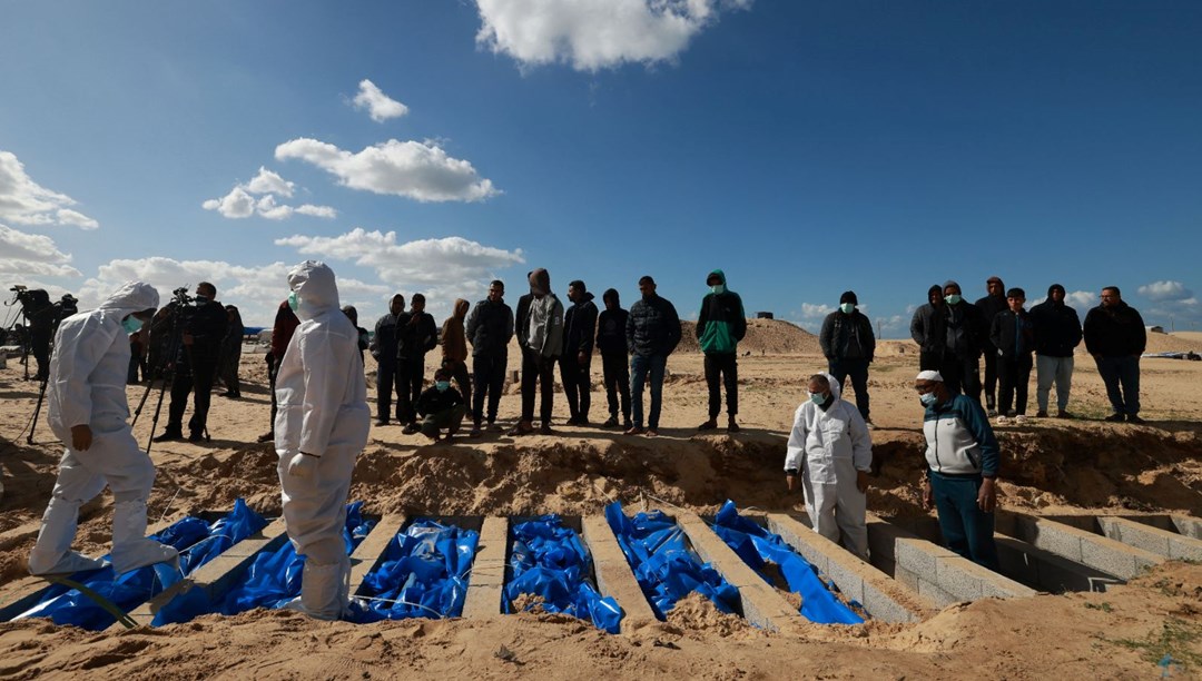 İsrail Gazze’de yüzlerce Filistinlinin toplu defnedildiği mezarlığı bombaladı