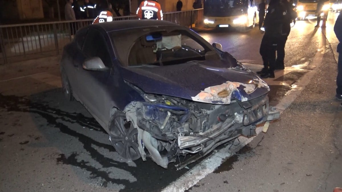 İstanbul Avcılar’da bariyerlere çarpan otomobilin sürücüsü öldü