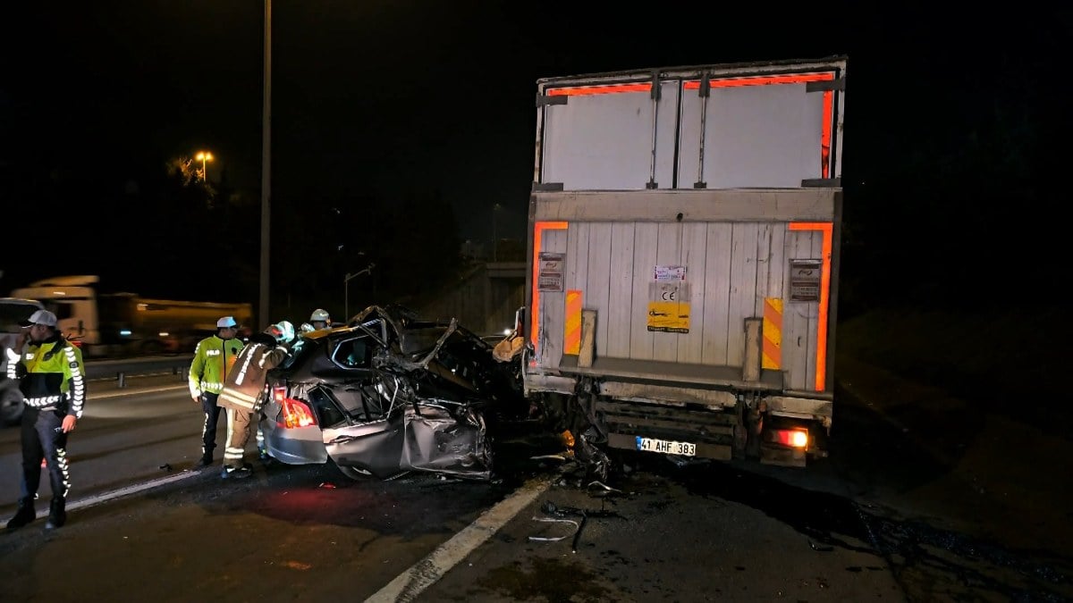 İstanbul Bağcılar’da tıra ok gibi saplanan cipteki 1 kişi ağır yaralandı