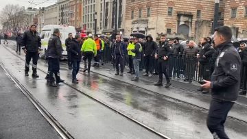 İstanbul Fatih’te tramvaya çarpan motosiklet sürücüsü ağır yaralandı