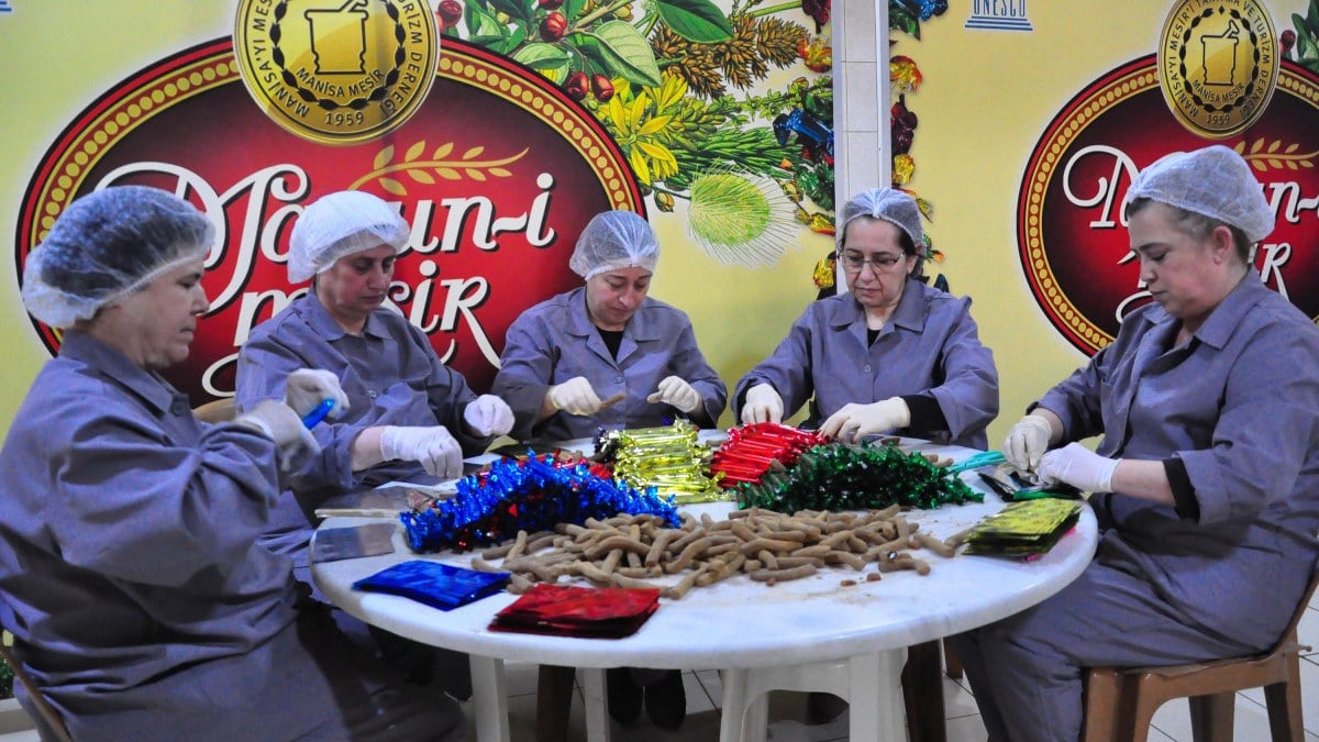 Mesir macunları geleneksel yöntemle hazırlanıyor