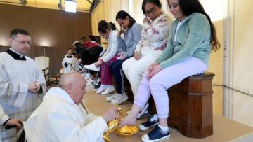 Papa Franciscus kadın mahkumların ayağını yıkayarak öptü