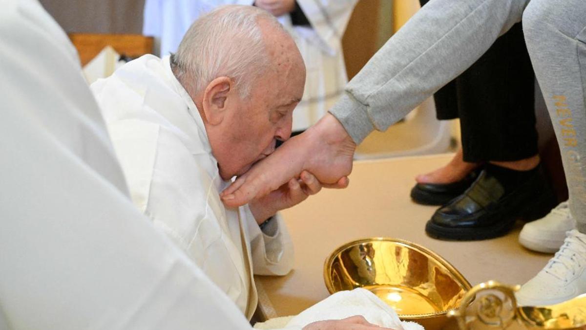 Papa, kadın mahkumların ayaklarını yıkayıp öptü