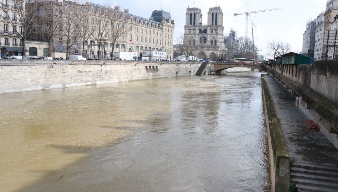 Paris’te Seine Nehri yükseldi