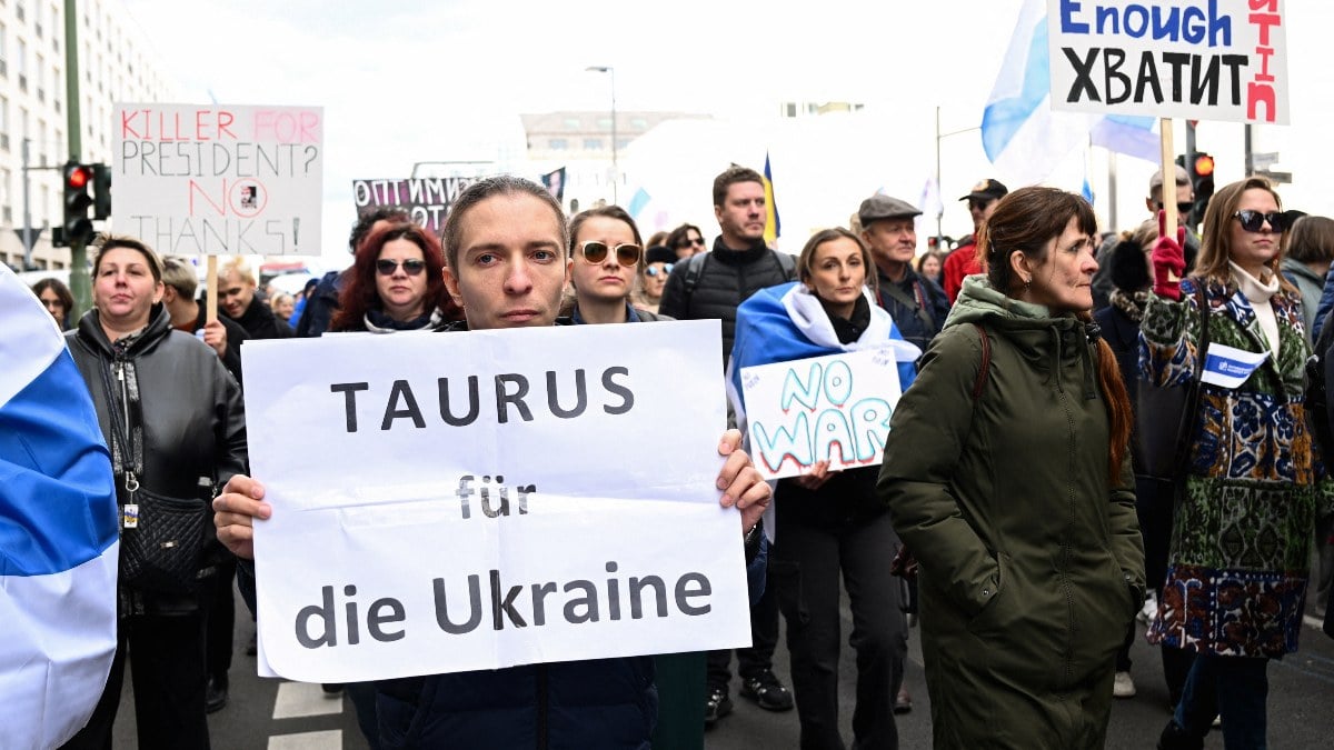 Putin, Rusya’nın Berlin Büyükelçiliği önünde protesto edildi