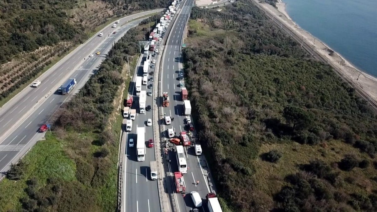 Sağlık ekipleri sevk edildi: TEM Otoyolu’nda zincirleme kaza