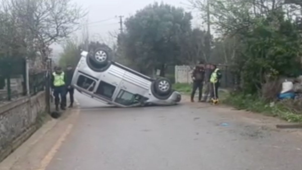 Sakarya’da araç kontrolünü kaybetti: Takla atarak durabildi