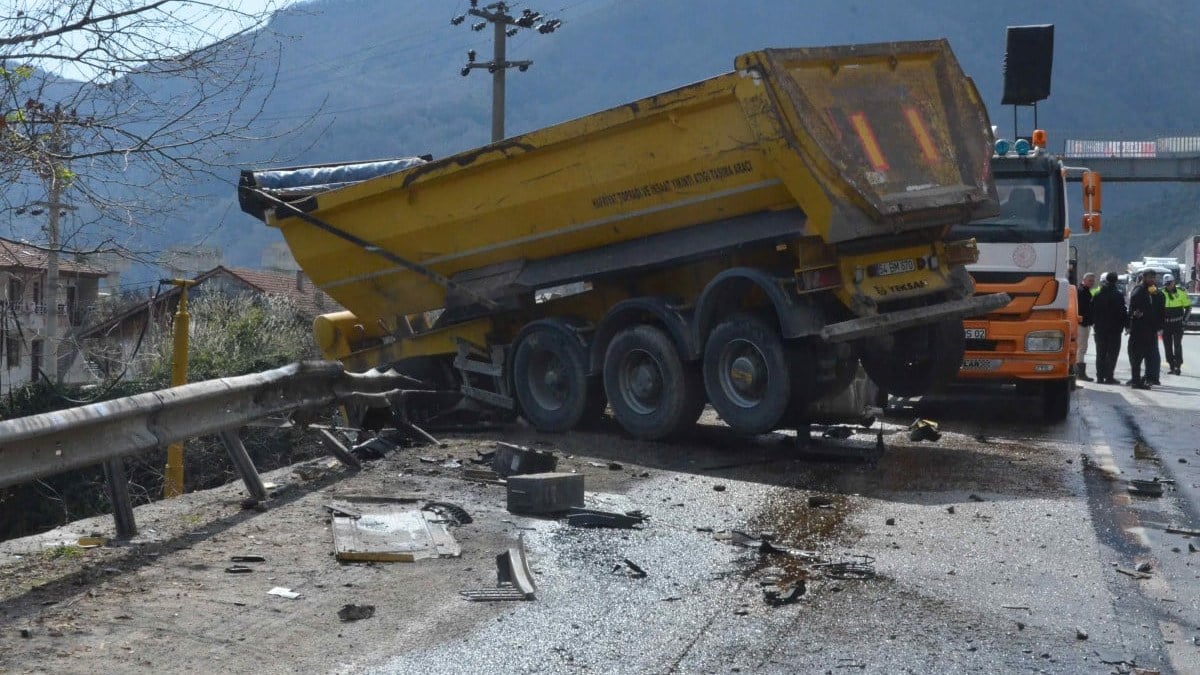 Sakarya’da şarampole devrilen kamyonun sürücüsü ağır yaralandı