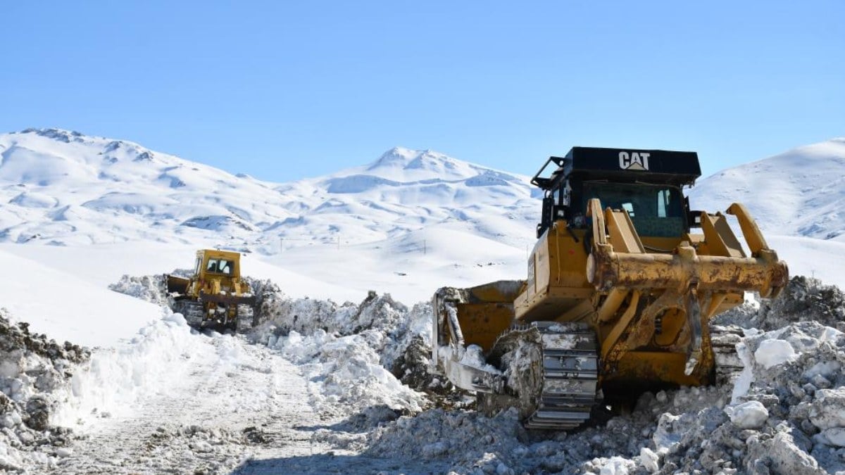 Şırnak’ta 3 metrelik karda zorlu mesai