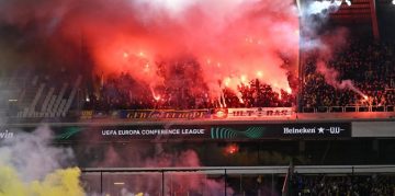 Union SG-Fenerbahçe maçında oyun durdu! Sahaya meşale atıldı