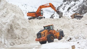 Van’da 10 ayrı bölgeye düşen çığ yolları geçişe kapattı