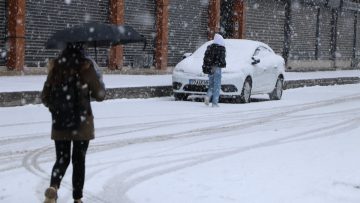 Van’da 152 yerleşim yerinin yolu kardan kapandı