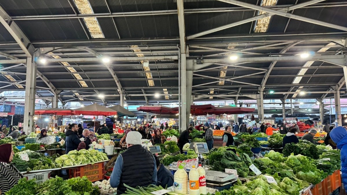 Zonguldak halk pazarında bezelye 100 liradan satıldı