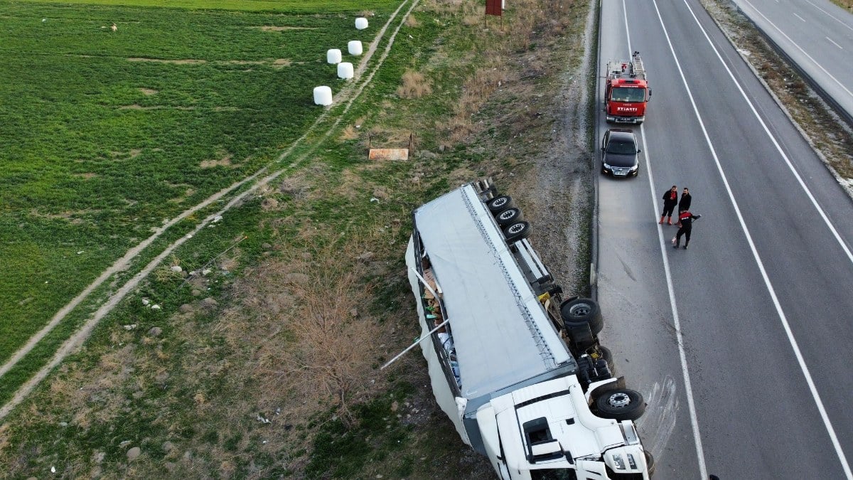 Afyonkarahisar’da sürücü kontrolden çıktı: Malzeme dolu tır devrildi