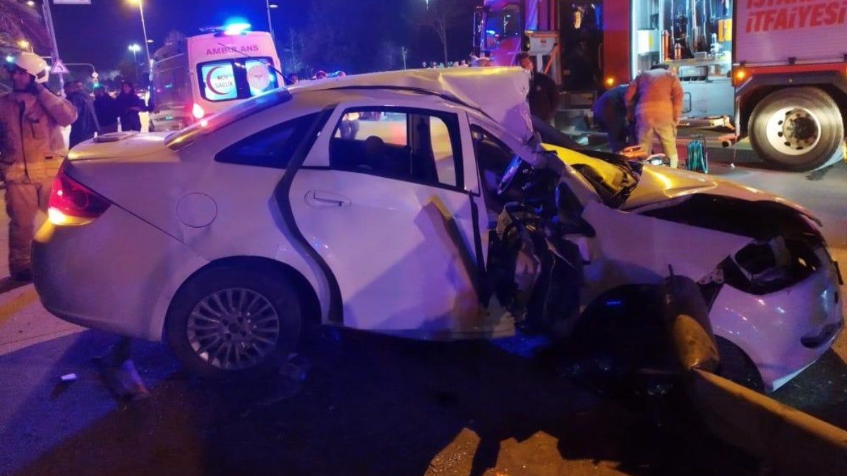 İstanbul Kadıköy’de otomobil direğe çarptı: 3 yaralı