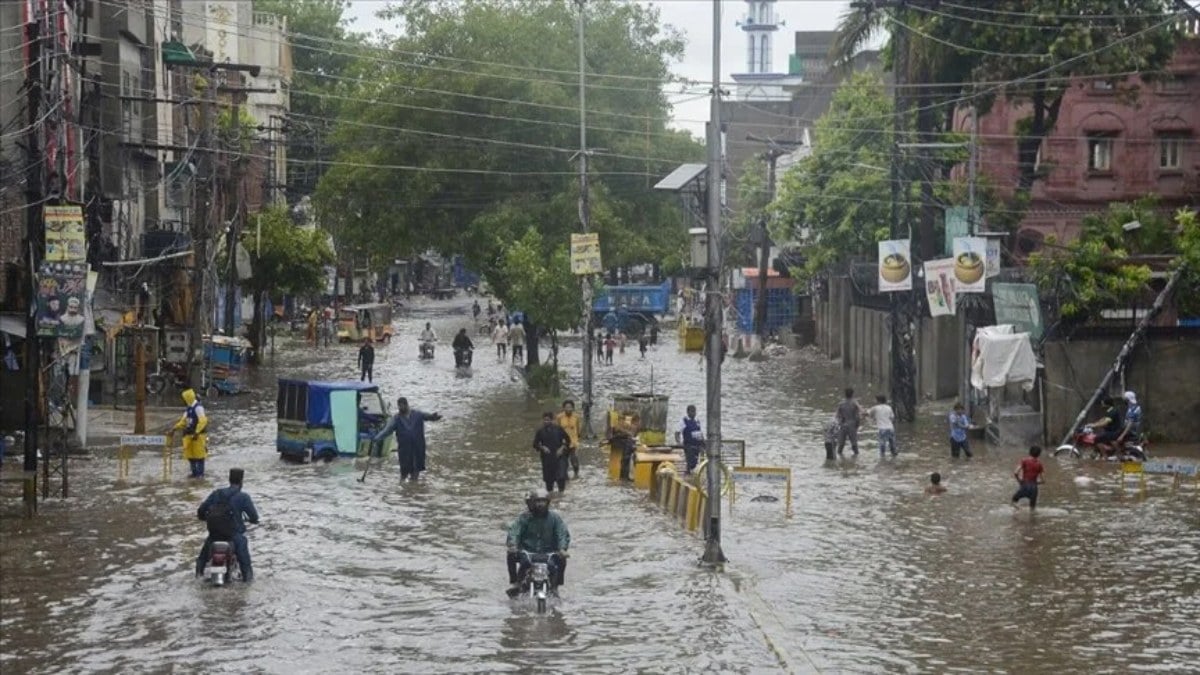 Pakistan’da şiddetli yağışlar nedeniyle 8 kişi öldü