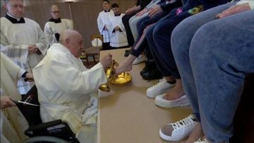 Papa Francis’den bir ilk daha! Kadın mahkumların ayaklarını yıkadı