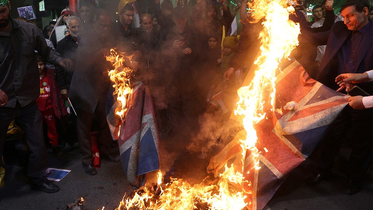 Şam’daki konsolosluk binasına yapılan saldırı protesto edildi